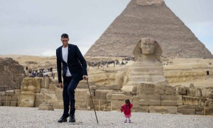 x74504115_India27s-Jyoti-Amge-R-the-world27s-shortest-woman-poses-for-a-picture-with-Sultan-Kosen-of-Tu.jpg.pagespeed.ic.B8705jDxlB