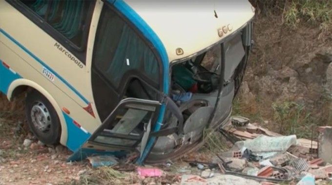 Ônibus cai de ribanceira na BA-265; 10 passageiros ficam feridos