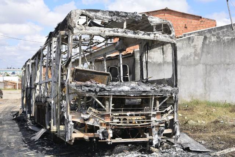 Feira de Santana: Ônibus é incendiado após morte de suspeito de tráfico; comércio fecha e aulas são suspensas em bairro