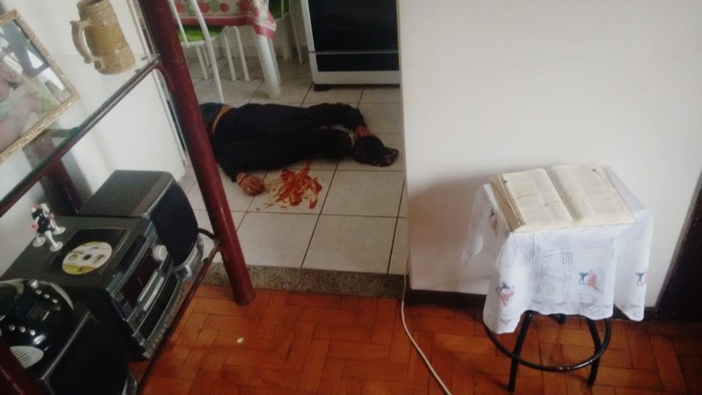Com ketchup, suspeito encena própria morte nas redes sociais para escapar da polícia