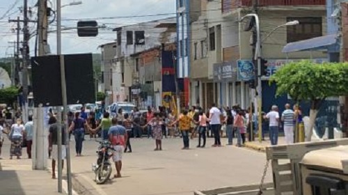 Santo Amaro: Professores da rede municipal cobram salários atrasados