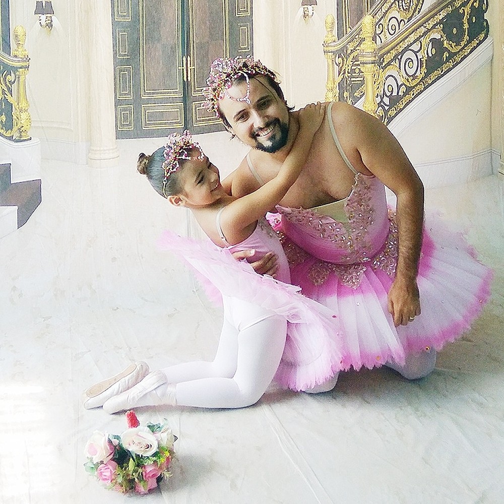 MT: pai se veste de bailarina para ajudar filha tímida em fotos