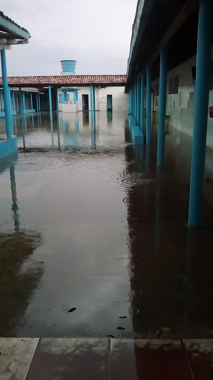 Escola fica alagada mais uma vez após chuvas em Santo Antônio de Jesus