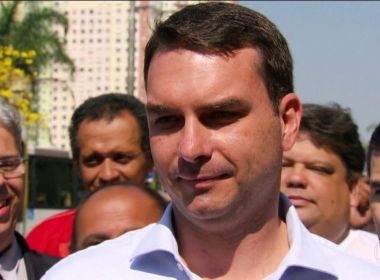 Defesa de Flávio Bolsonaro diz que compra de móveis com dinheiro vivo foi legal