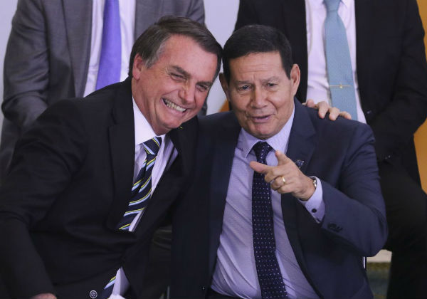 Bolsonaro diz que Mourão 'atrapalha' e fala em escolher outro para vice
