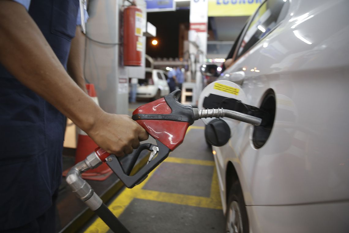 Governo obriga postos de combustíveis a exibir composição de preços