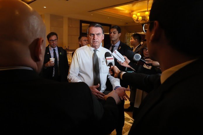 O presidente Jair Bolsonaro falou com jornalistas no hotel em que estava hospedado, em Pequim, antes de viajar para Abu Dhabi, nos Emirados Árabes — Foto: Isac Nóbrega/PR