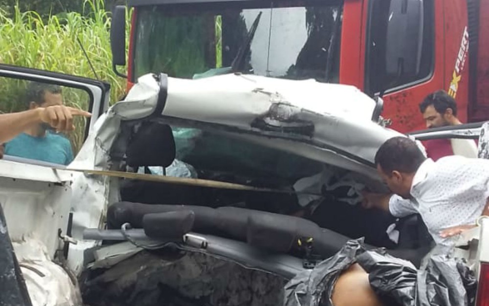 Acidente entre caminhonete e caminhão mata homem e deixa outra pessoa ferida na BR-101, sul da Bahia