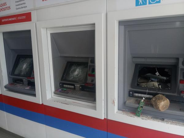 Homem destrói caixas eletrônicos de agência bancária em Gandu