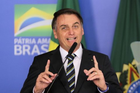 Bolsonaro chama livros didáticos de "lixo"