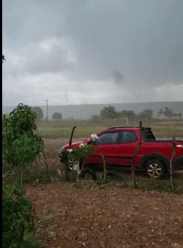 Chuva forte, vento e granizo assustam moradores de Alagoinhas; veja