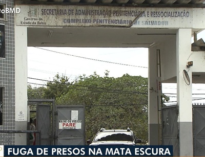 Quatro detentos fazem buraco em porta de cela e fogem do Presídio Salvador