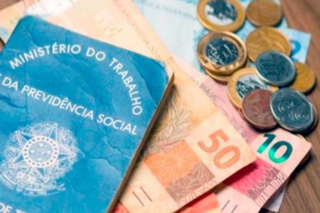 Bolsonaro assina MP e define novo salário mínimo em R$ 1.039