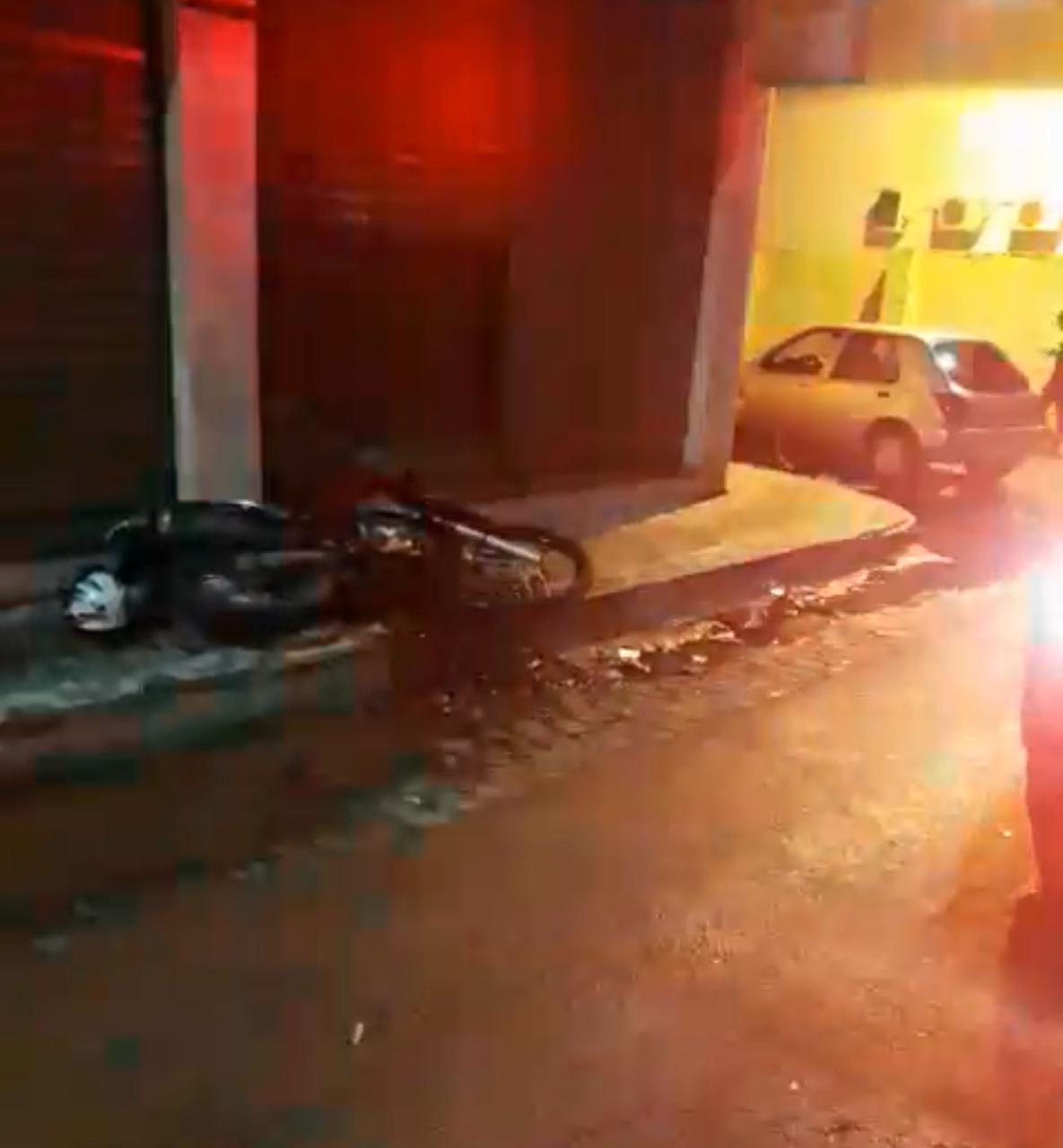 SAJ: Acidente entre carro e motocicleta deixa um ferido na Avenida Barros e Almeida