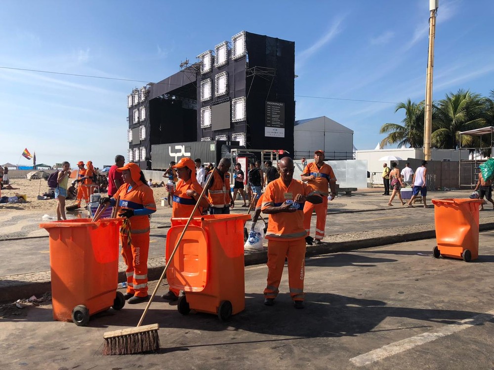 Mais de mil garis realizam limpeza da praia de Copacabana após o réveillon