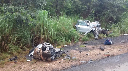 Batida entre carro e caminhão deixa pai e filha mortos na BR-135, em Minas Gerais; vítimas são de Amargosa