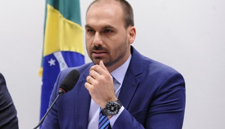 Eduardo mudou versão sobre Bolsonaro com coronavírus, diz repórter