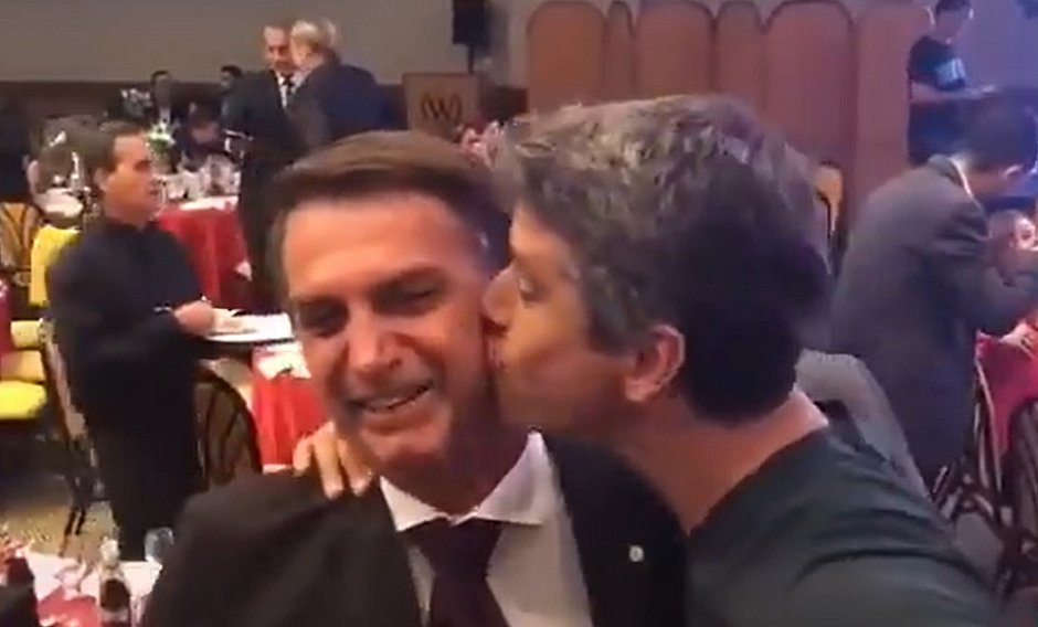 ‘Ex-amigo’, diz Zé de Abreu ao comentar vídeo de 2017 de Márcio Garcia beijando Bolsonaro