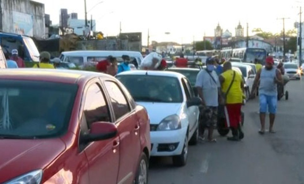 Motoristas formam grande fila na região do ferry-boat nesta terça, em Salvador