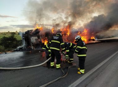 Itaberaba: Caminhão carregado de soja pega fogo na BR-242; carga é toda destruída