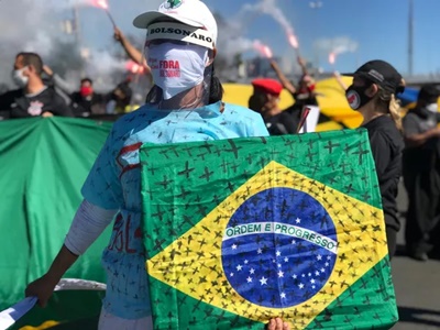 Grupos contra e a favor de Bolsonaro fazem atos em Brasília
