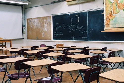 Covid-19 suspende aulas de  quase 100% das escolas de educação básica