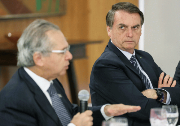 Após fala de Bolsonaro, Guedes diz que 'economia está voltando em V'