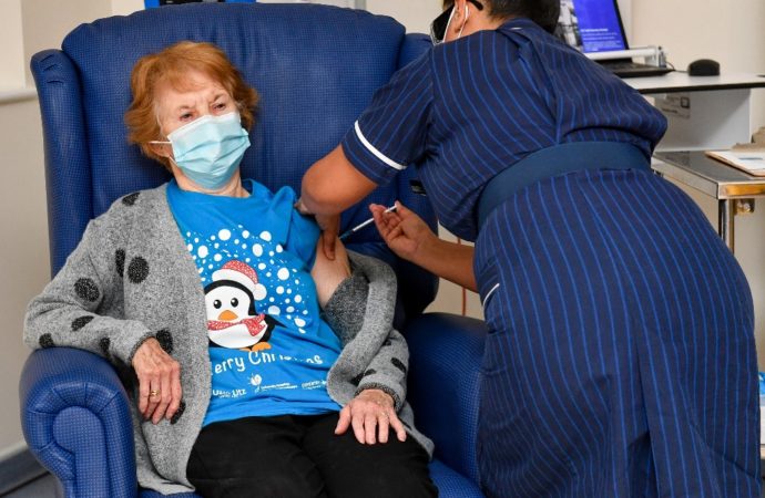 Britânica de 90 anos é a primeira pessoa no mundo a ser vacinada contra Covid-19