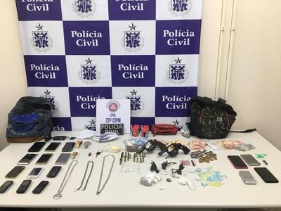 Polícia cumpre mandados e apreende armas, dinheiro e drogas em Santo Amaro