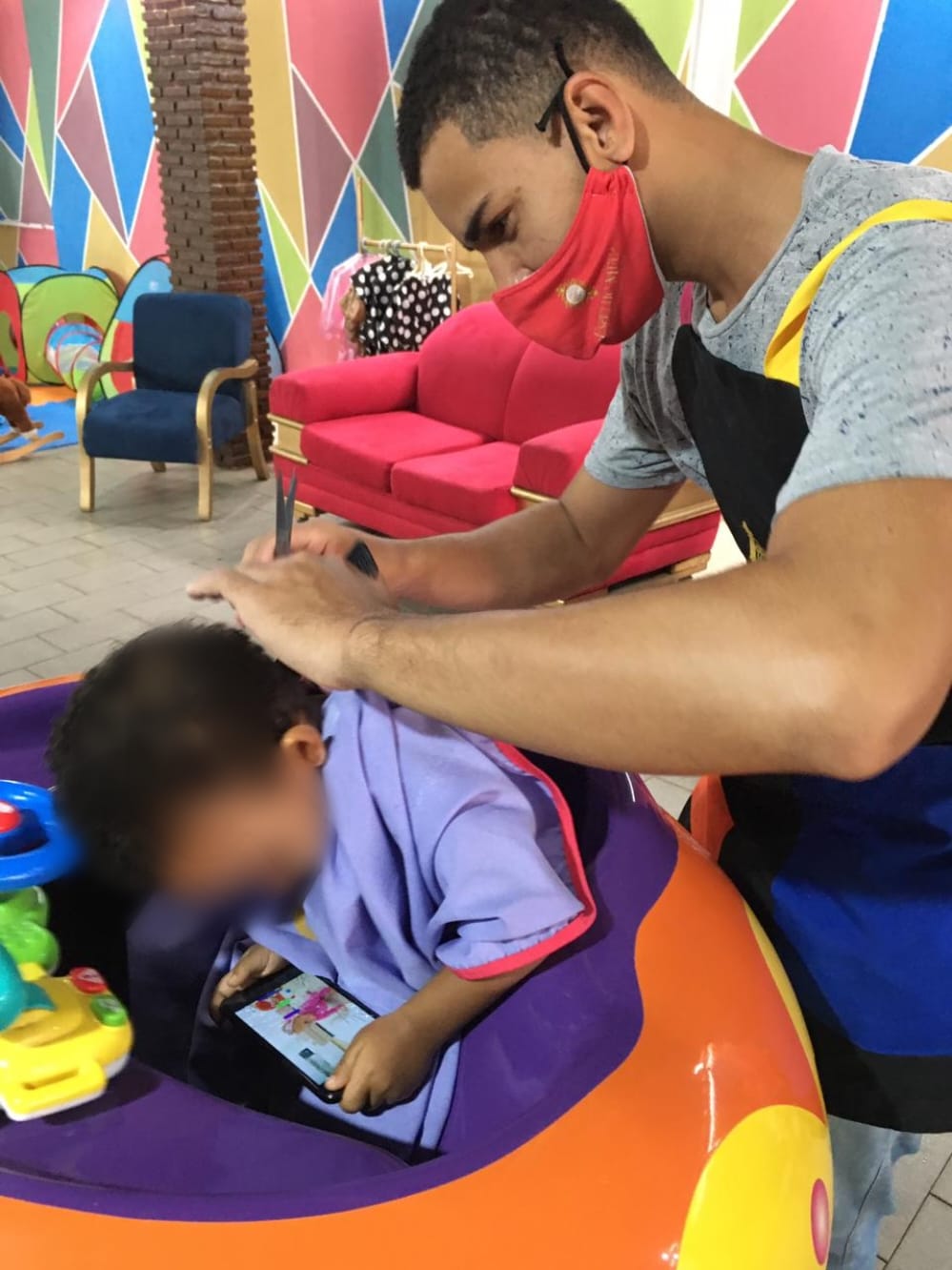 Salão Espelho Meu realiza corte de cabelo gratuito para crianças com autismo e down; confira o projeto