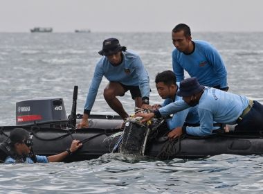 Caixas-pretas de Boeing que caiu na Indonésia são encontradas