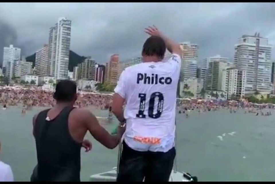“Mergulhei de máscara para não pegar Covid nos peixinhos”, ironiza Bolsonaro