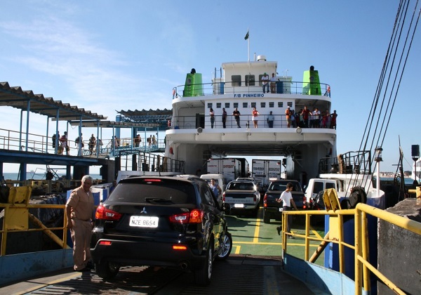 Motoristas aguardam até 2h para embarque no ferry em Salvador