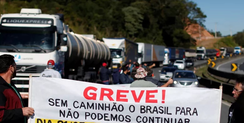 Caminhoneiros anunciam greve a partir do dia 1º se preço do diesel não baixar