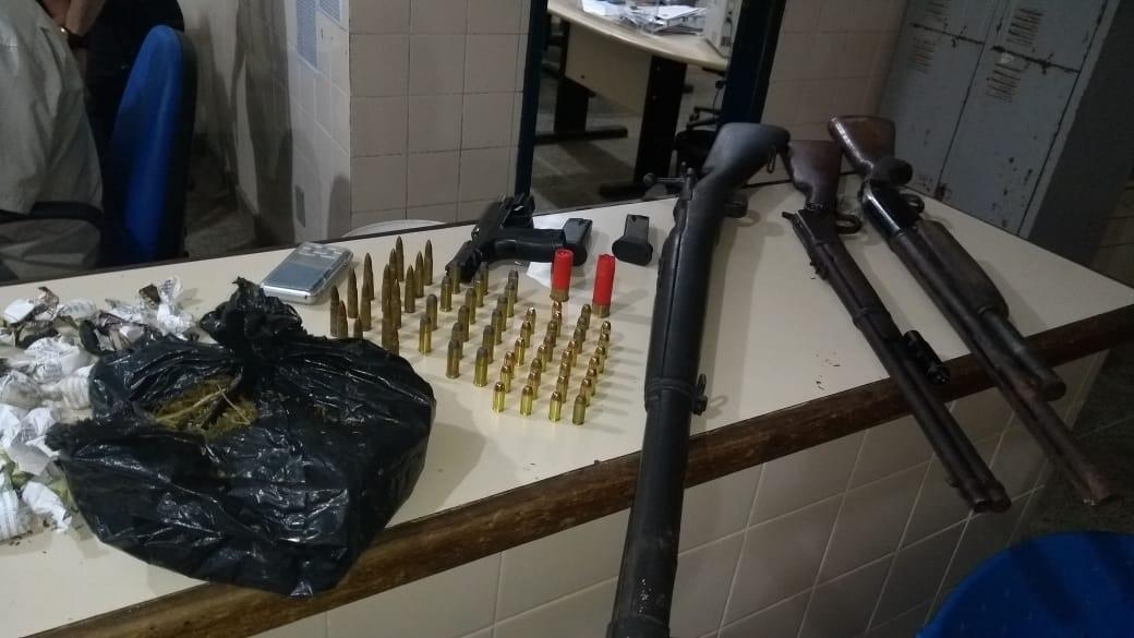 Fuzil, munições e drogas são apreendidos em Valença