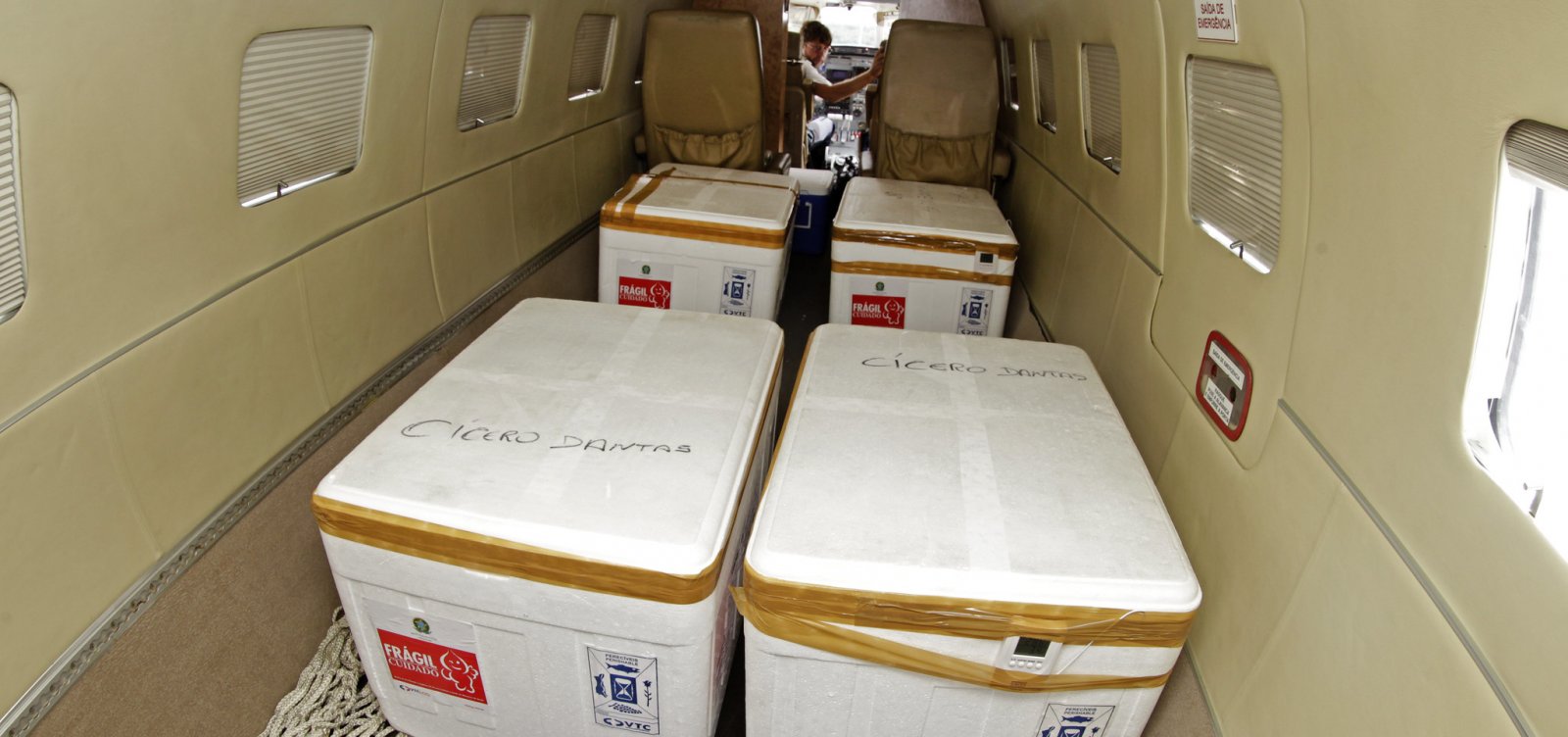 Avião com quase 130 mil doses da vacina de Oxford desembarca em Salvador
