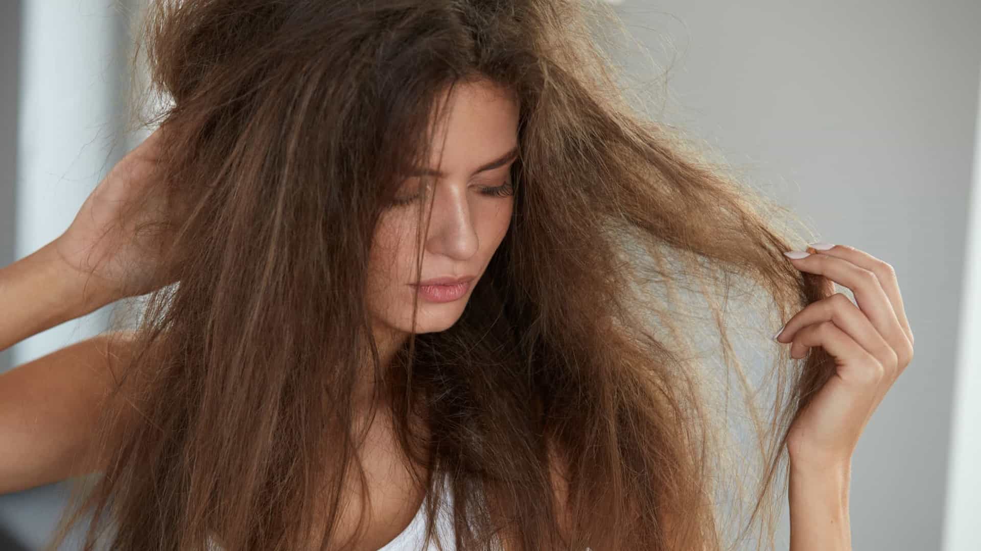 Três hábitos inocentes do dia-a-dia que estão arruinando seu cabelo