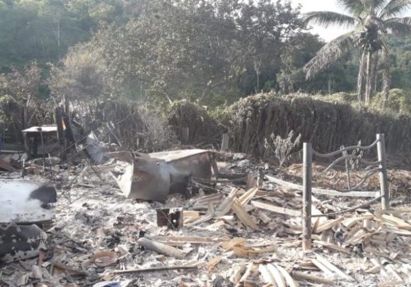 Família perde casa durante incêndio causado por explosão de celular