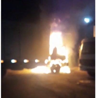 Caminhão pega fogo em estacionamento próximo a posto de combustíveis em SAJ