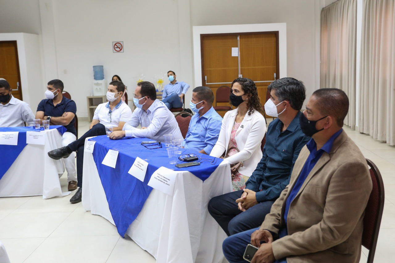 Prefeitos e autoridades políticas do Recôncavo se reúnem com delegada geral da polícia civil em SAJ