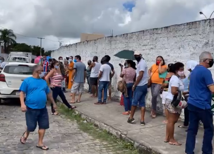 Fila no Ginásio de esportes 2