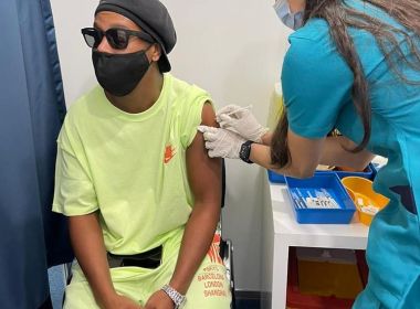 Durante viagem a trabalho, Ronaldinho Gaúcho toma vacina contra a Covid-19 em Dubai