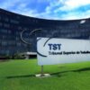 Tribunais pagam salários de até R$ 495 mil a juízes e descumprem decisão sobre penduricalhos, aponta reportagem