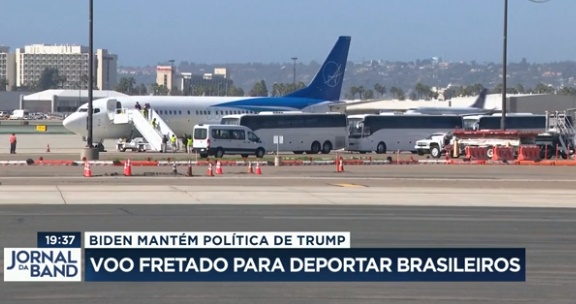 Voo com mais de 100 brasileiros deportados nos EUA deve chegar ao Brasil nesta sexta-feira