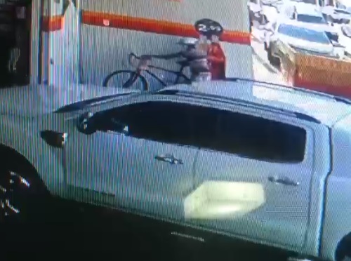 SAJ: câmera flagra momento em que bicicleta é furtada em frente a padaria na Castro Alves