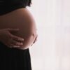 Bebê com mielomeningocele precisa de cirurgia intrauterina e família promove rifa solidária