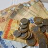 Governo prevê aumento de R$ 96 no salário mínimo; Dieese afirma que piso deveria ser de R$ 7,4 mil