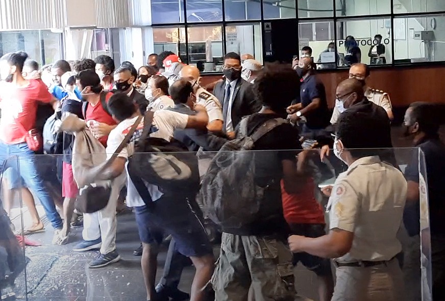 integrantes do MLB danificam prédio da Governadoria e agridem policiais