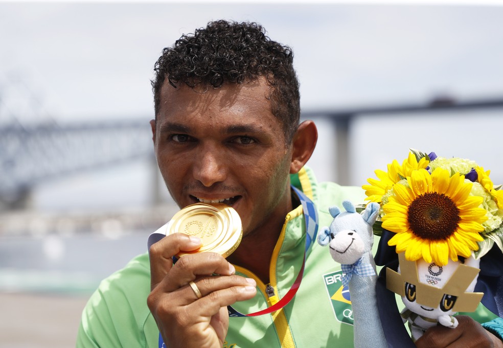 Baiano Isaquias ganha R$ 330 mil em prêmios e férias de cinco meses após ouro nas Olimpíadas