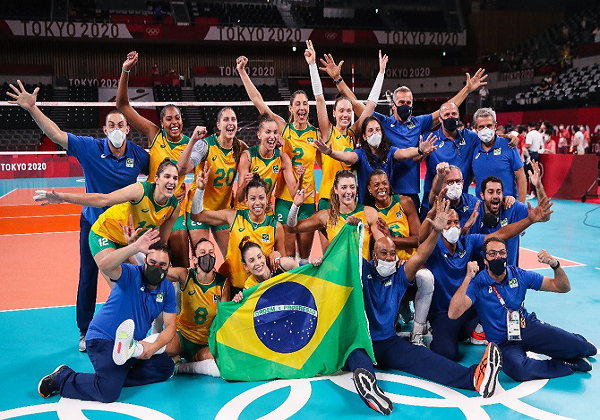 Brasil bate Coreia do Sul e pega EUA na final do vôlei feminino